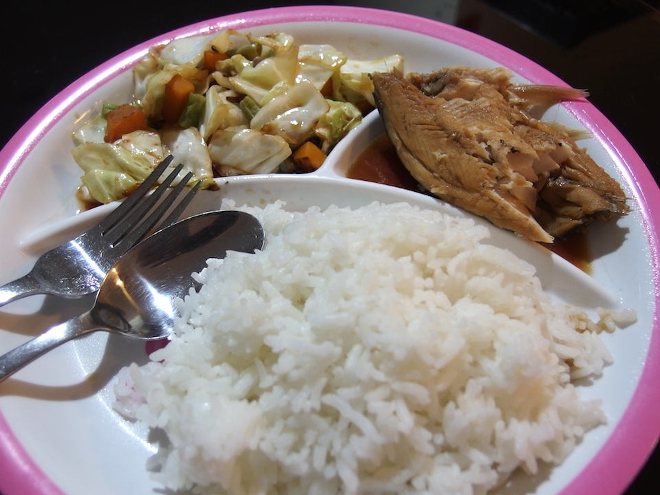 フィリピンの食事 煮魚
