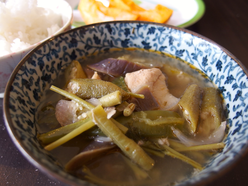 フィリピン料理シニガンスープ