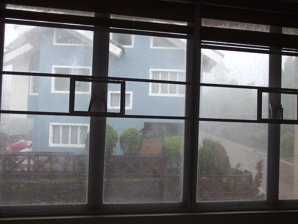 窓の外は暴風雨