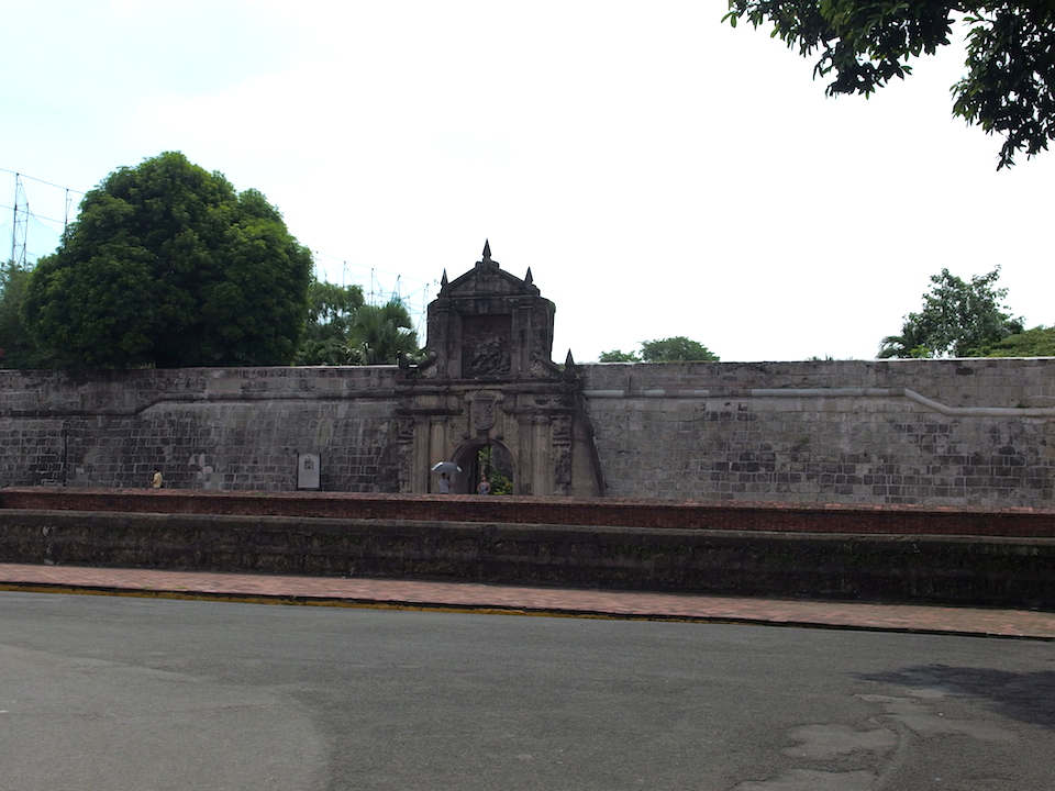 サンチャゴ要塞はスペイン語で「壁に囲まれた街」