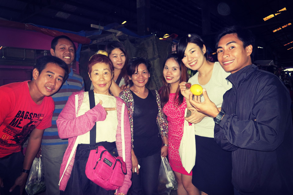 フィリピン留学の授業の後に、みんなとマホガニーマーケットへ買い物
