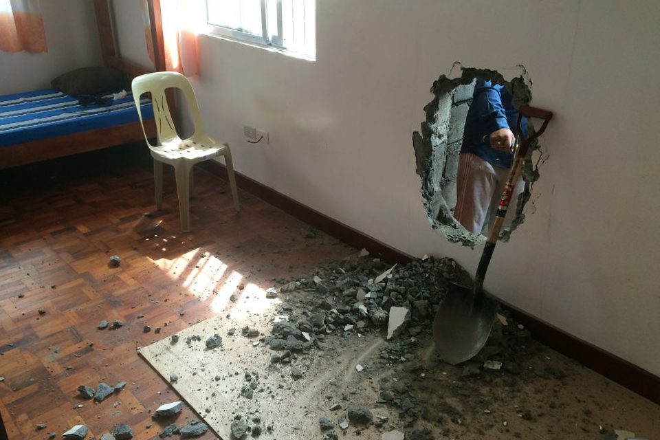 学校の宿舎は大工事で、壁に穴が