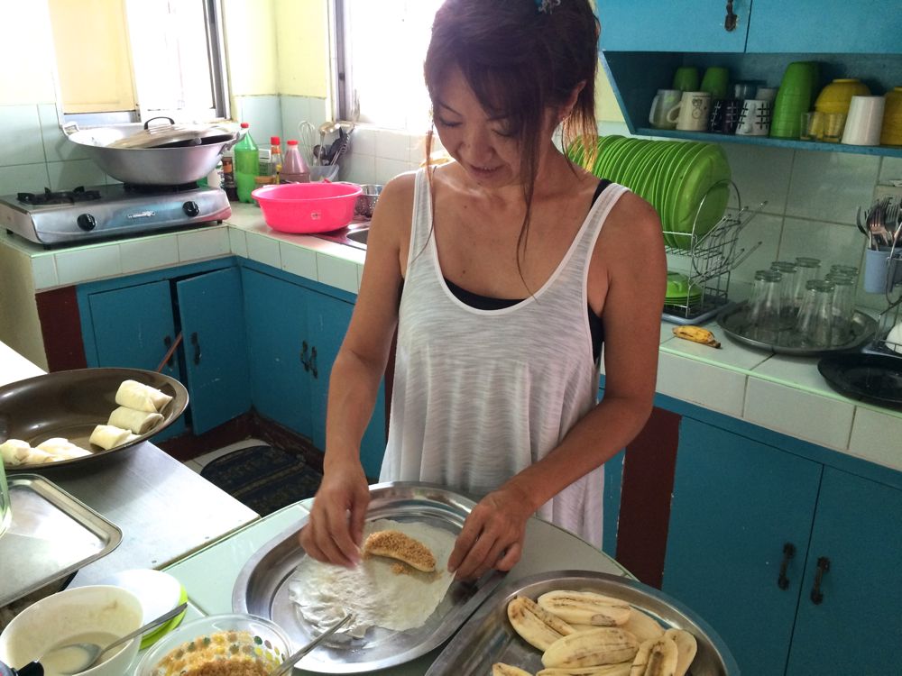 フィリピン料理のトゥロンを英語で説明しながら料理