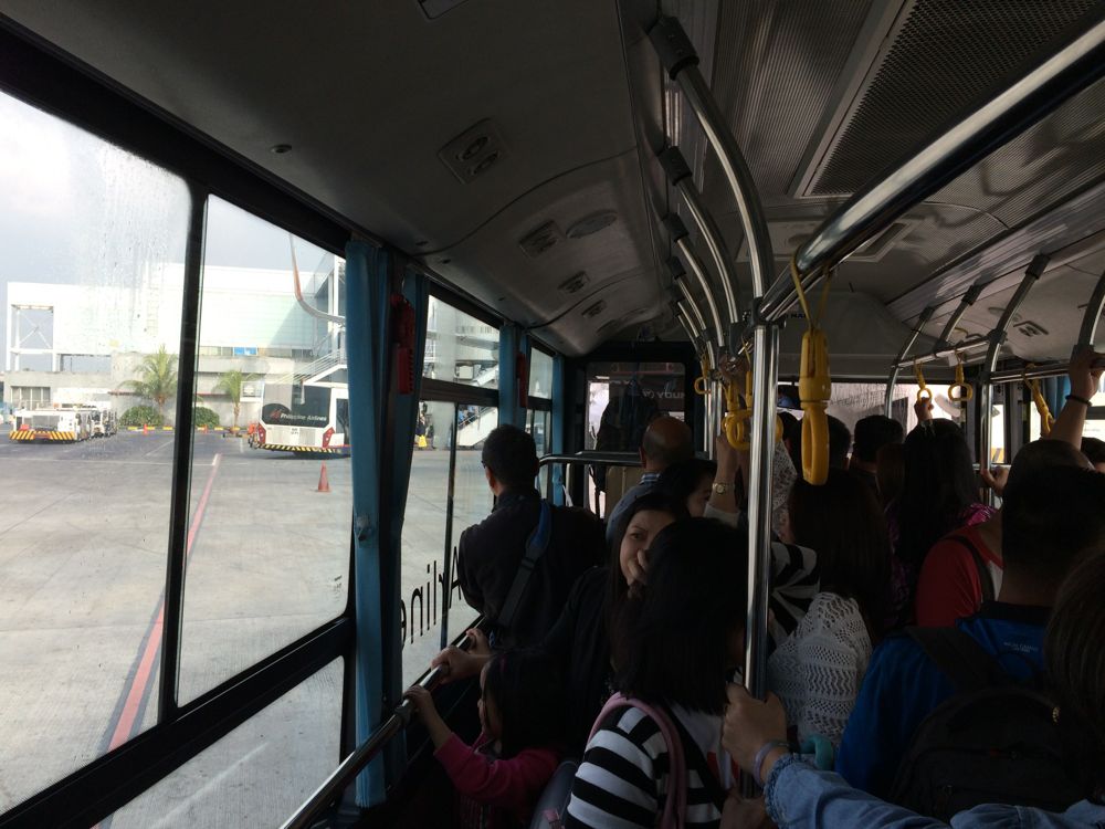 マニラ空港にてN3に変わりバスでの移動になりました