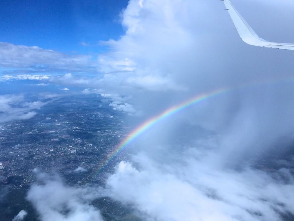 フィリピン上空にて虹が出ていた